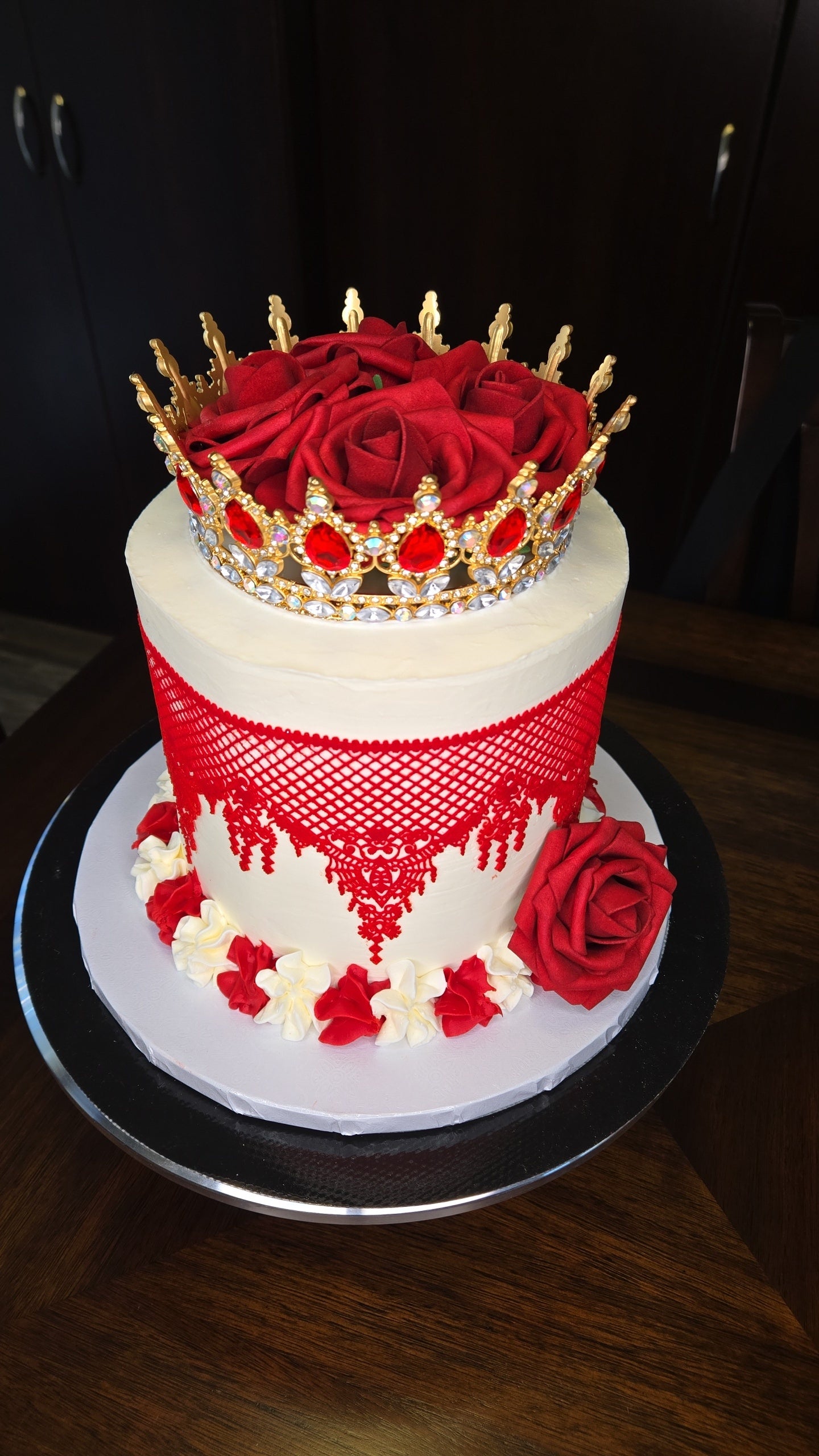 6in Round Red and White Rose Tiara Barrel Cake
