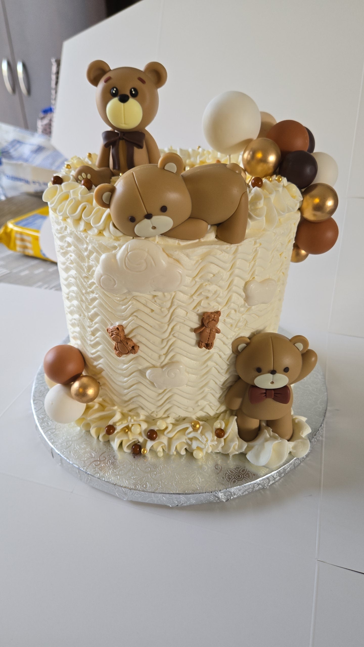 6in Round Teddy Bears and Cloud Barrel Cake